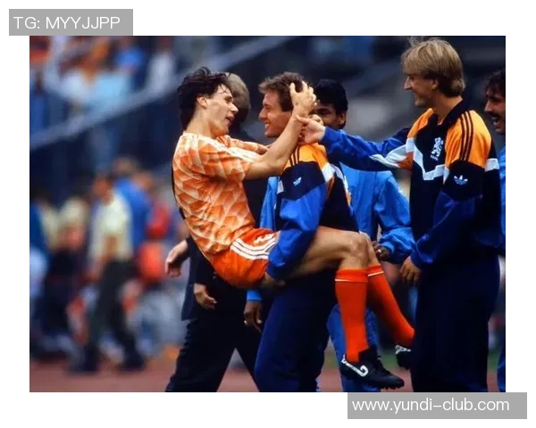 荷兰足球传奇球星回顾:从克鲁伊夫到范巴斯滕的辉煌岁月 荷兰足球传奇球星回顾:从克鲁伊夫到范巴斯滕的辉煌岁月