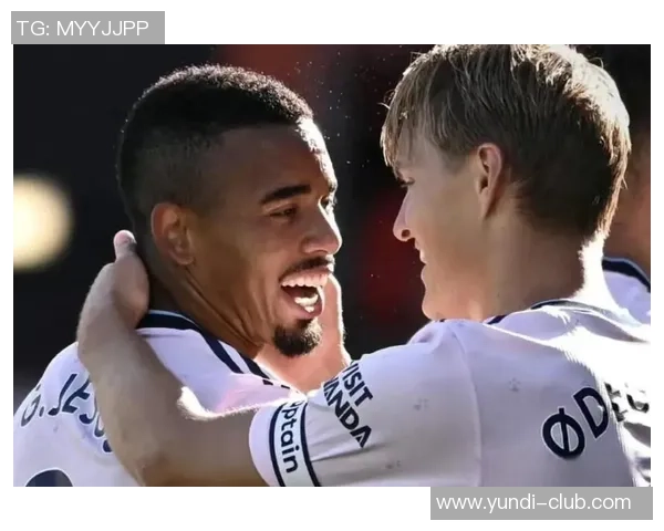 足球明星默契双人射门演绎精彩配合绝妙进攻瞬间