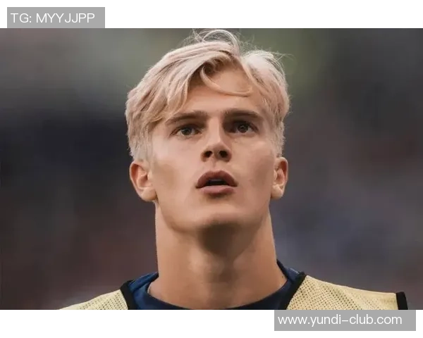 足球球星与小学生之间的纯真恋情如何萌芽与成长