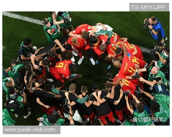 足球球星握笔瞬间展现绿茵场外独特风采与别样魅力