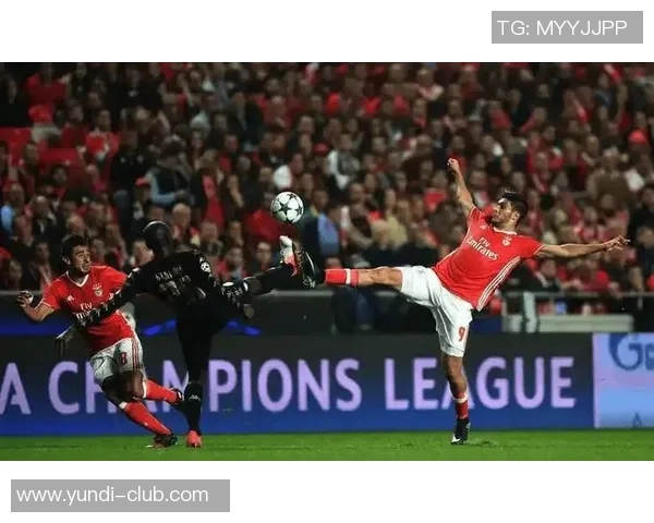 高个子足球球星突破防线上演一条龙进球精彩瞬间震撼全场